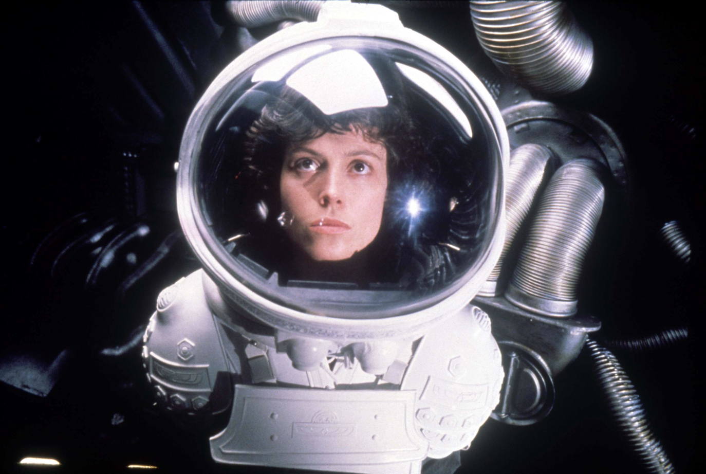 Dirigida por Ridley Scott y estrenada en 1979, Alien, el octavo pasajero se ha convertido, 40 años después en un clásico del cine de terror. La Biblioteca del Congreso de Estados Unidos la incluyó en el Registro Nacional de Cine en 2002 para su preservación histórica y el American Film Institute la eligió como la séptima mejor película en el género de la ciencia ficción.