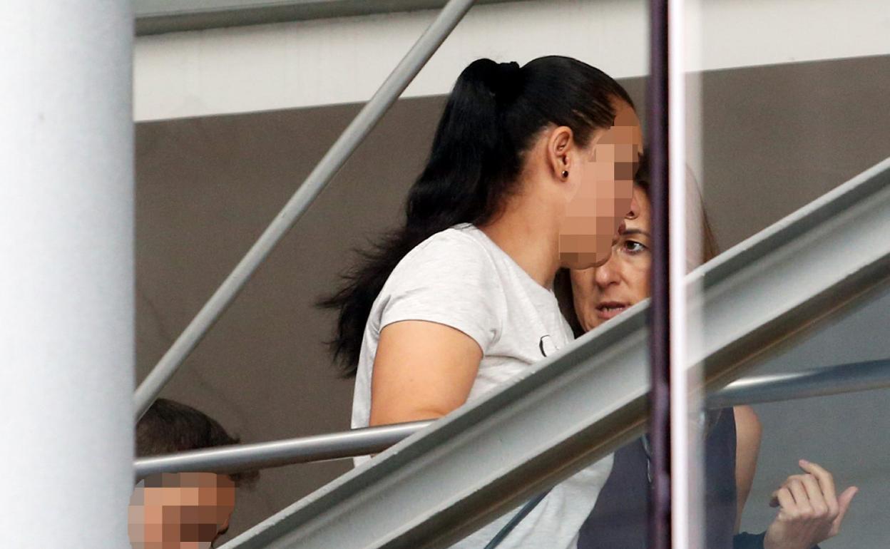 Los acusados y su abogada, vestida de negro, en juzgados. 