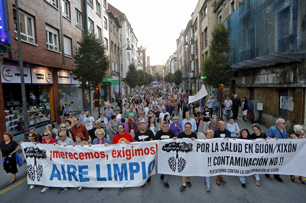 Los manifestantes avanzan por la avenida de Galicia, en El Natahoyo. 