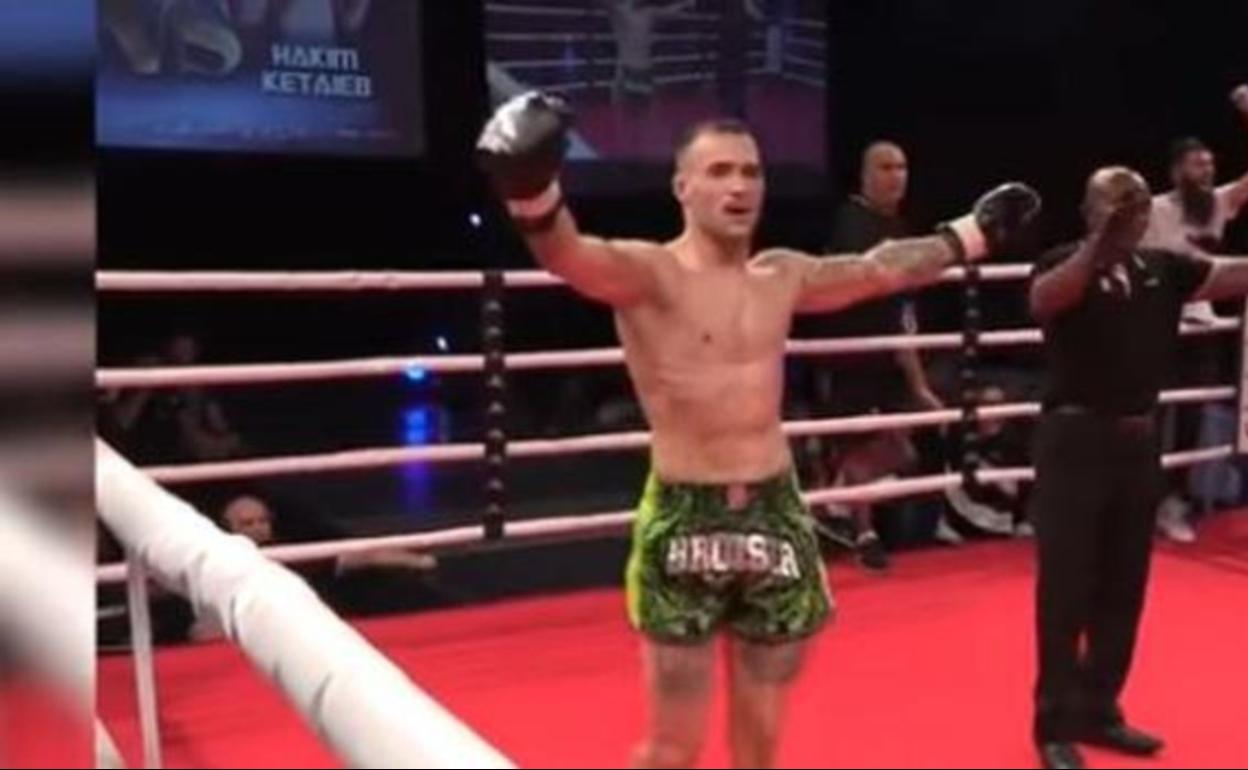 Noquean a un luchador español y se levanta tan desorientado que piensa que es el ganador