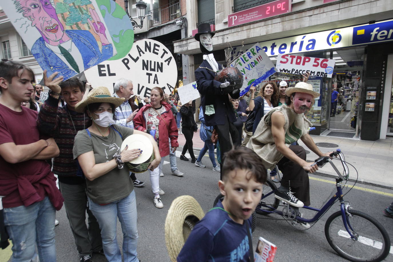 Centenares de personas se han concentrado en Oviedo para reclamar «medidas efectivas» contra el cambio climático en una jornada de protestas que se han desarrollado por todo el mundo.