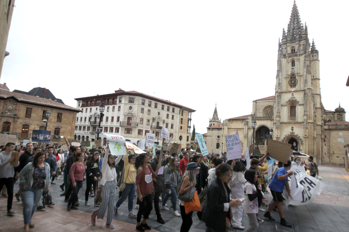 Centenares de personas se han concentrado en Oviedo para reclamar «medidas efectivas» contra el cambio climático en una jornada de protestas que se han desarrollado por todo el mundo.