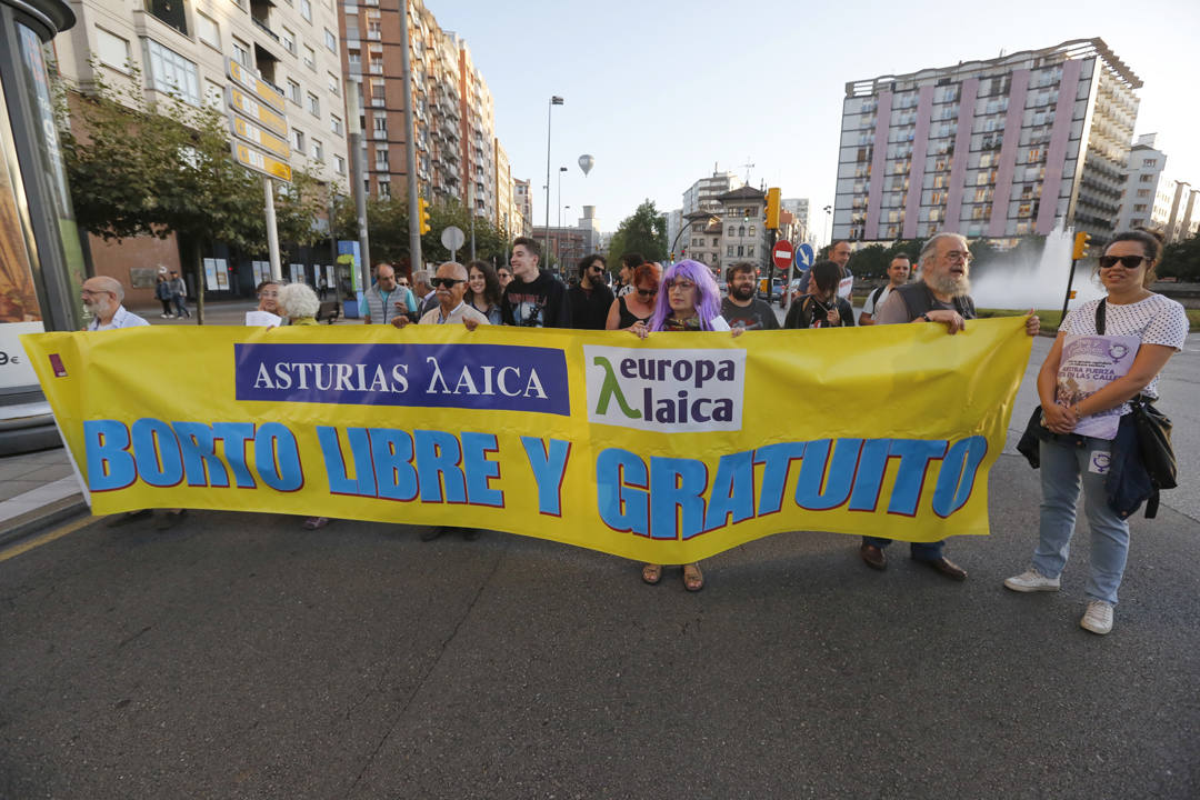 Gijón ha sido escenario de una manifestación convocada por la Plataforma Feminista d'Asturies con motivo del Día de Acción por el Derecho al Aborto Seguro, Libre y Gratuito.