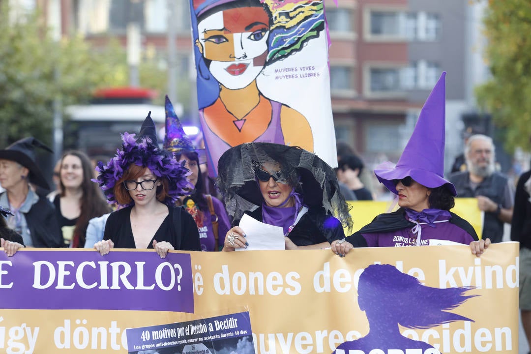 Gijón ha sido escenario de una manifestación convocada por la Plataforma Feminista d'Asturies con motivo del Día de Acción por el Derecho al Aborto Seguro, Libre y Gratuito.