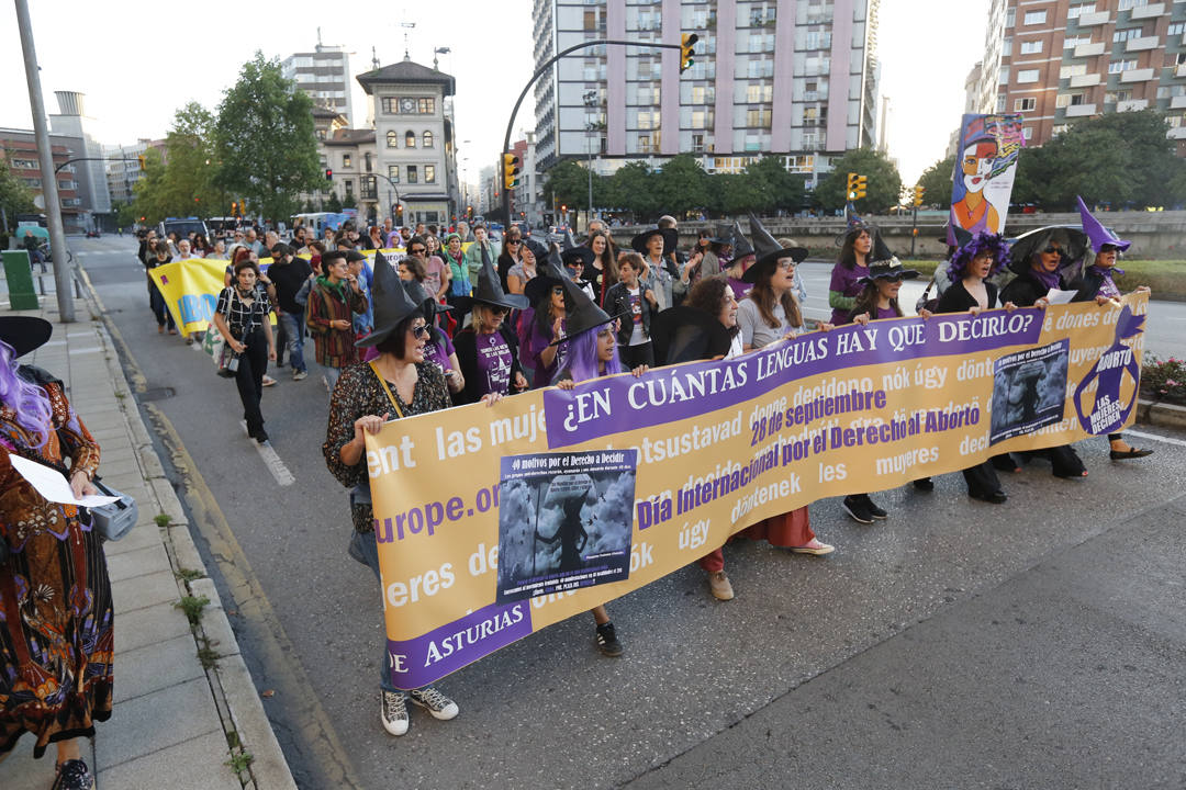 Gijón ha sido escenario de una manifestación convocada por la Plataforma Feminista d'Asturies con motivo del Día de Acción por el Derecho al Aborto Seguro, Libre y Gratuito.