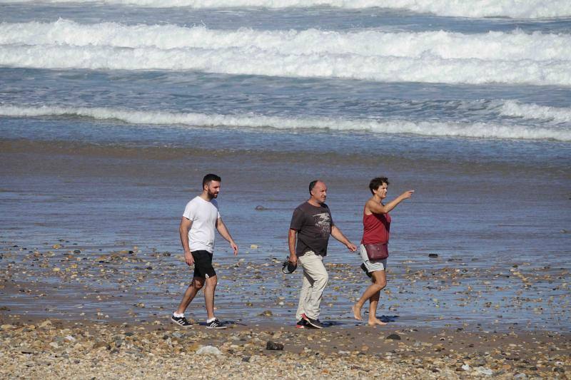 San Lorenzo, Salinas, las playas del Oriente o los parques de Oviedo. Todo espacio al aire libre era hoy una opción para disfrutar del sol y las altas temperaturas.