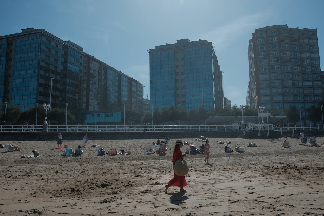 San Lorenzo, Salinas, las playas del Oriente o los parques de Oviedo. Todo espacio al aire libre era hoy una opción para disfrutar del sol y las altas temperaturas.