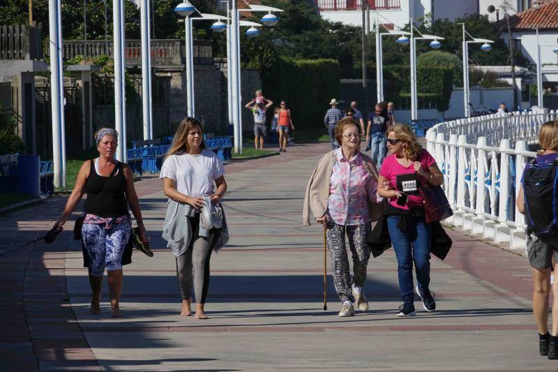 San Lorenzo, Salinas, las playas del Oriente o los parques de Oviedo. Todo espacio al aire libre era hoy una opción para disfrutar del sol y las altas temperaturas.