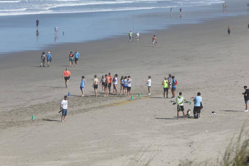 San Lorenzo, Salinas, las playas del Oriente o los parques de Oviedo. Todo espacio al aire libre era hoy una opción para disfrutar del sol y las altas temperaturas.