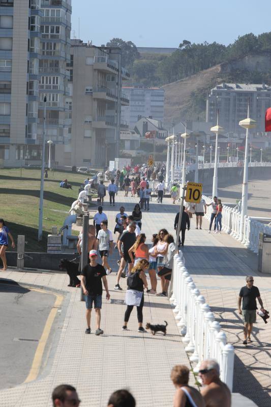 San Lorenzo, Salinas, las playas del Oriente o los parques de Oviedo. Todo espacio al aire libre era hoy una opción para disfrutar del sol y las altas temperaturas.