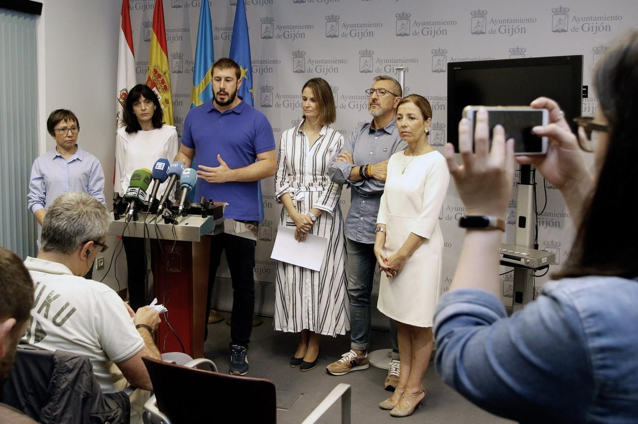 Yolanda Huergo (Podemos), Ana Braña (Foro), Adrián Arias (FAV), Laura Hurlé (Vox), José Carlos Sarasola (Cs) y Ángeles Fernández-Ahúja (PP), en la presentación de la iniciativa plenaria. 