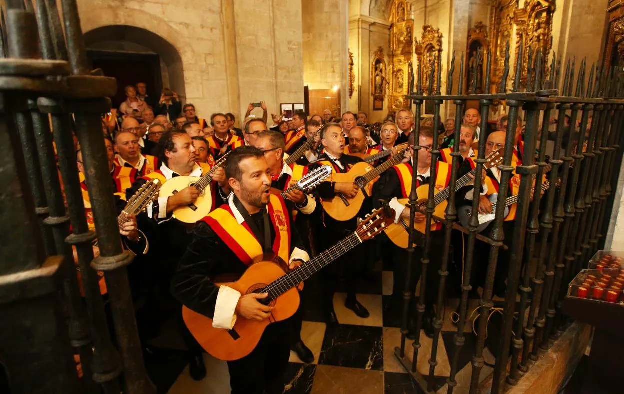 Más De 150 Tunos De Toda España Visitan La Catedral Y La Universidad El Comercio Diario De 9997