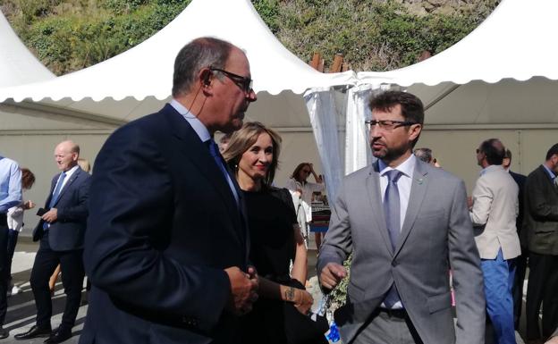 Enrique Fernández, consejero de Industria (derecha), conversa con Álvaro Platero, presidente de Astilleros Gondán, durante un acto en las instalaciones de Figueras.