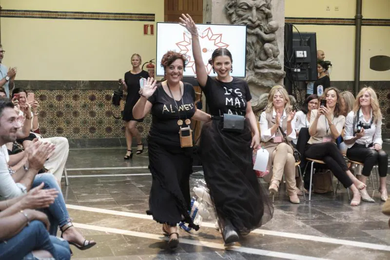 La primera Pasarela de Moda de Asturias, en la que numerosos diseñadores de la región han dado muestra de su creatividad y potencial, ha congregado a un gran número de expertos y aficionados en el Centro de Cultura Antiguo Instituto de Gijón. 