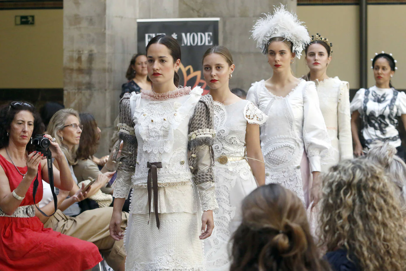 La primera Pasarela de Moda de Asturias, en la que numerosos diseñadores de la región han dado muestra de su creatividad y potencial, ha congregado a un gran número de expertos y aficionados en el Centro de Cultura Antiguo Instituto de Gijón. 