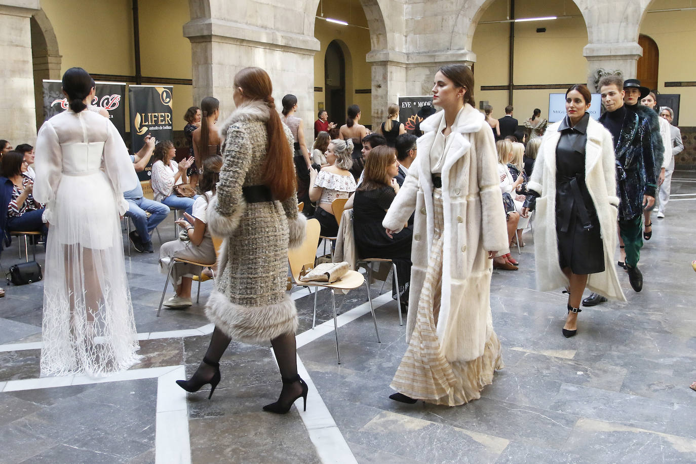 La primera Pasarela de Moda de Asturias, en la que numerosos diseñadores de la región han dado muestra de su creatividad y potencial, ha congregado a un gran número de expertos y aficionados en el Centro de Cultura Antiguo Instituto de Gijón. 