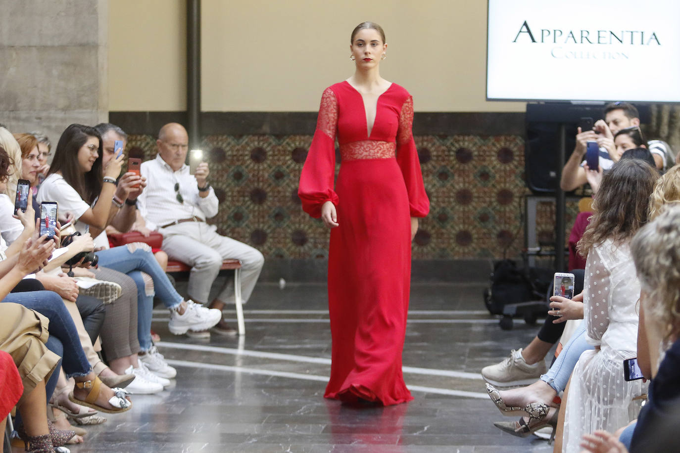 La primera Pasarela de Moda de Asturias, en la que numerosos diseñadores de la región han dado muestra de su creatividad y potencial, ha congregado a un gran número de expertos y aficionados en el Centro de Cultura Antiguo Instituto de Gijón. 