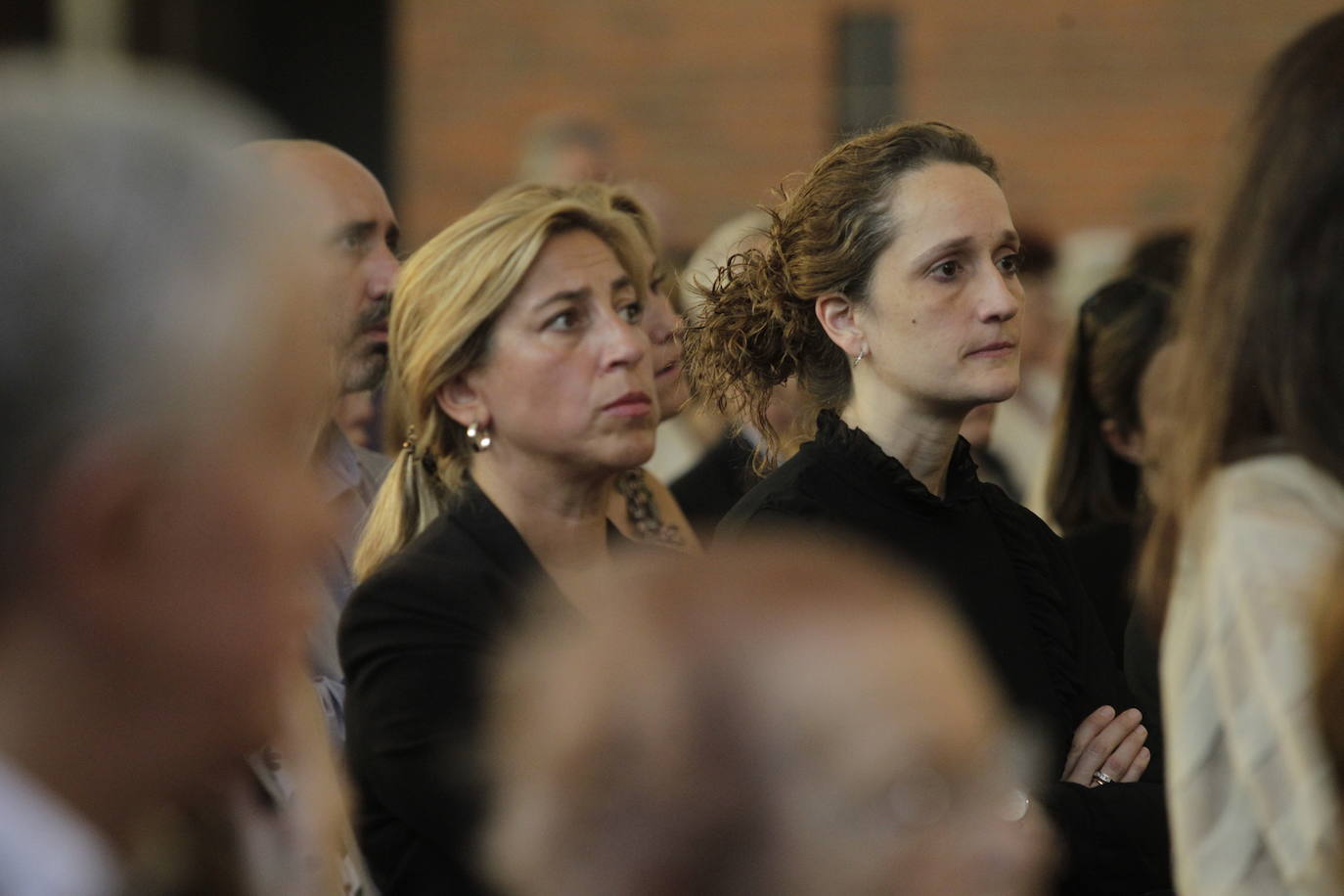 Centenares de personas han dado su último adiós en la iglesia de los Carmelitas al médico Jaime Martínez, expresidente de la Ópera de Oviedo, fallecido a los 77 años.