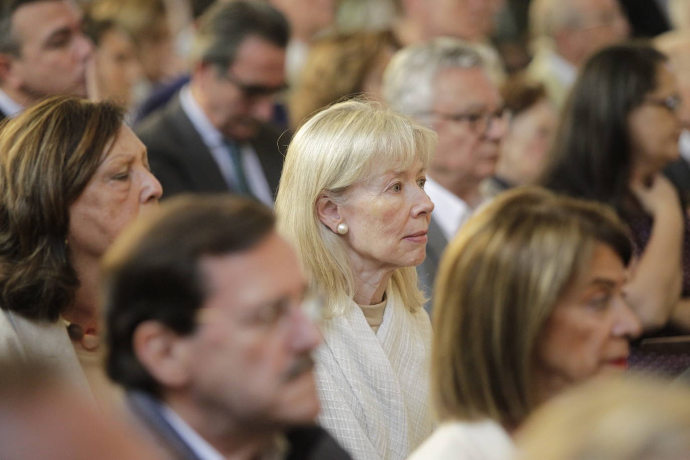 Centenares de personas han dado su último adiós en la iglesia de los Carmelitas al médico Jaime Martínez, expresidente de la Ópera de Oviedo, fallecido a los 77 años.