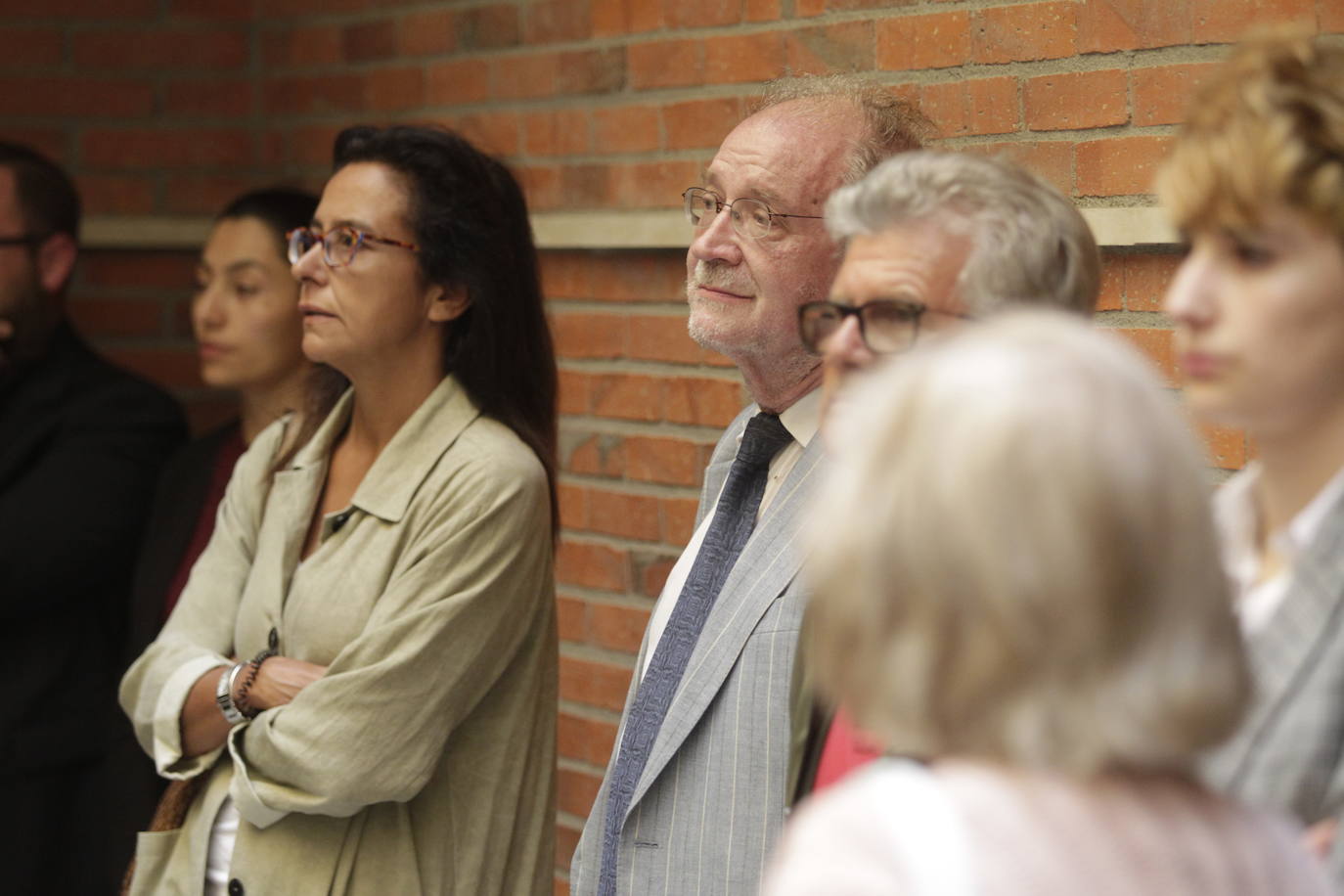 Centenares de personas han dado su último adiós en la iglesia de los Carmelitas al médico Jaime Martínez, expresidente de la Ópera de Oviedo, fallecido a los 77 años.