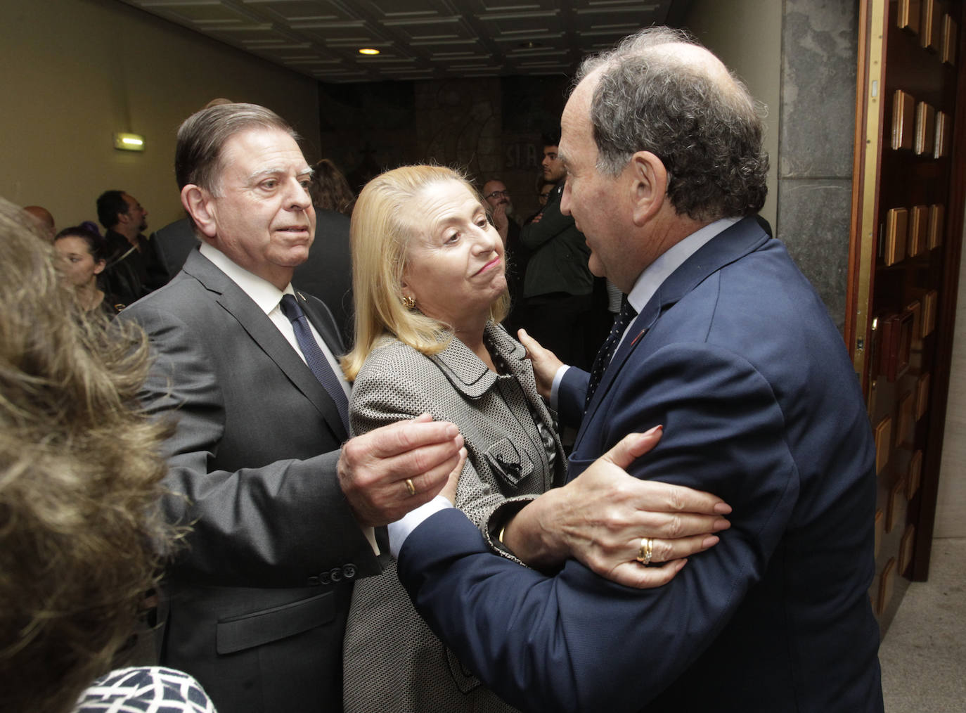 Centenares de personas han dado su último adiós en la iglesia de los Carmelitas al médico Jaime Martínez, expresidente de la Ópera de Oviedo, fallecido a los 77 años.