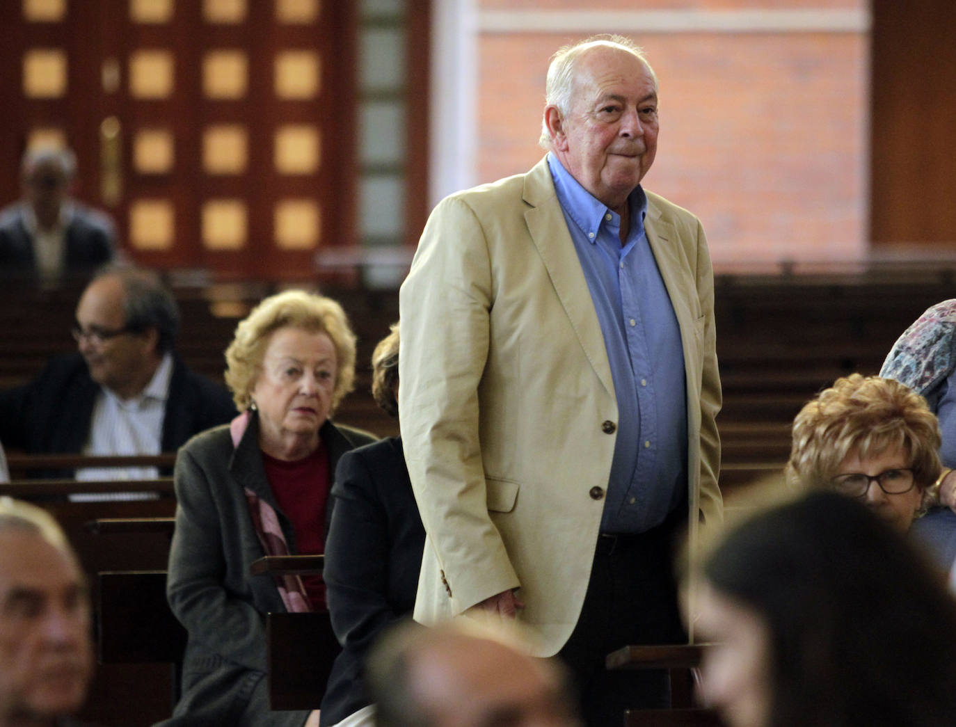 Centenares de personas han dado su último adiós en la iglesia de los Carmelitas al médico Jaime Martínez, expresidente de la Ópera de Oviedo, fallecido a los 77 años.