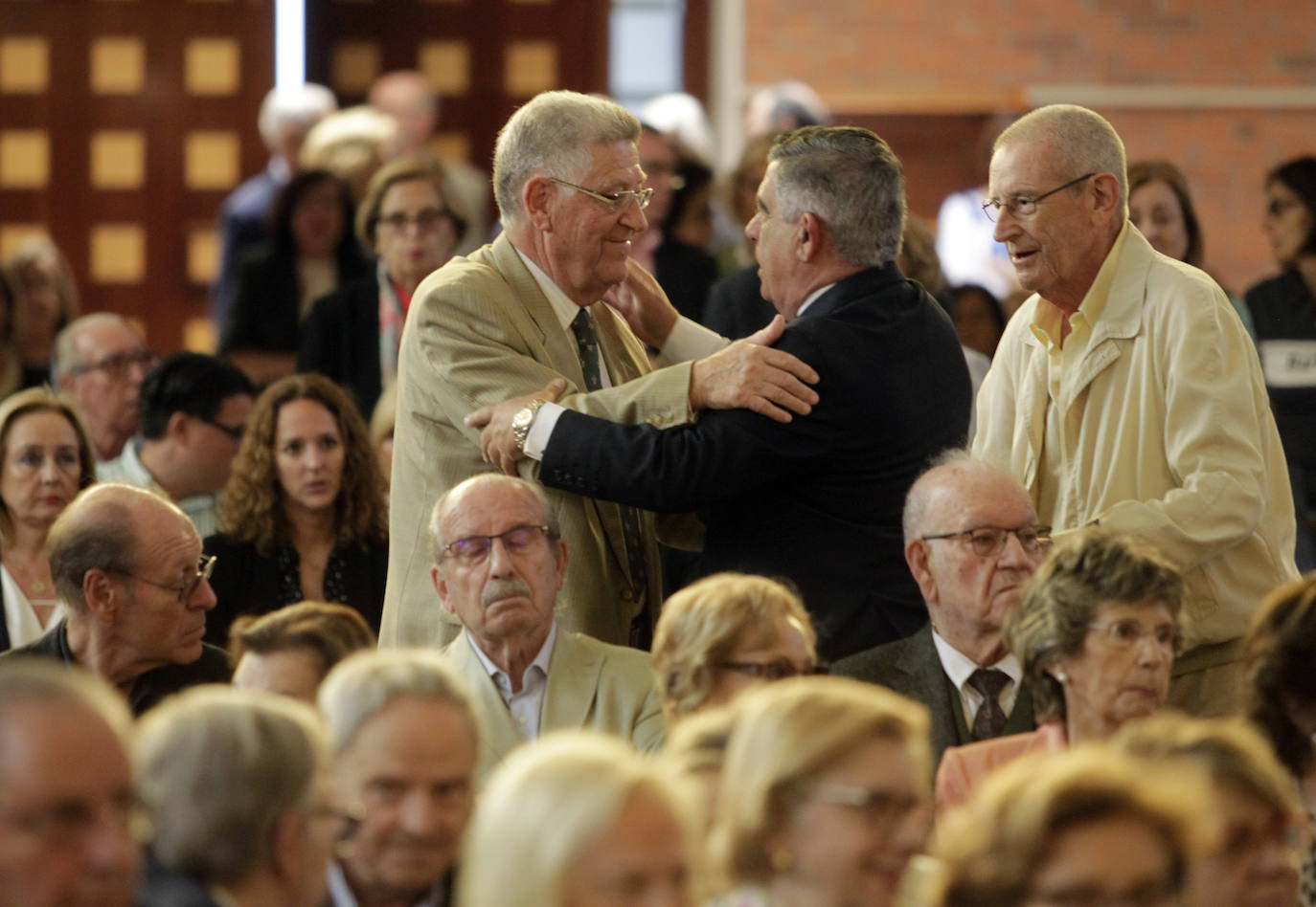 Centenares de personas han dado su último adiós en la iglesia de los Carmelitas al médico Jaime Martínez, expresidente de la Ópera de Oviedo, fallecido a los 77 años.