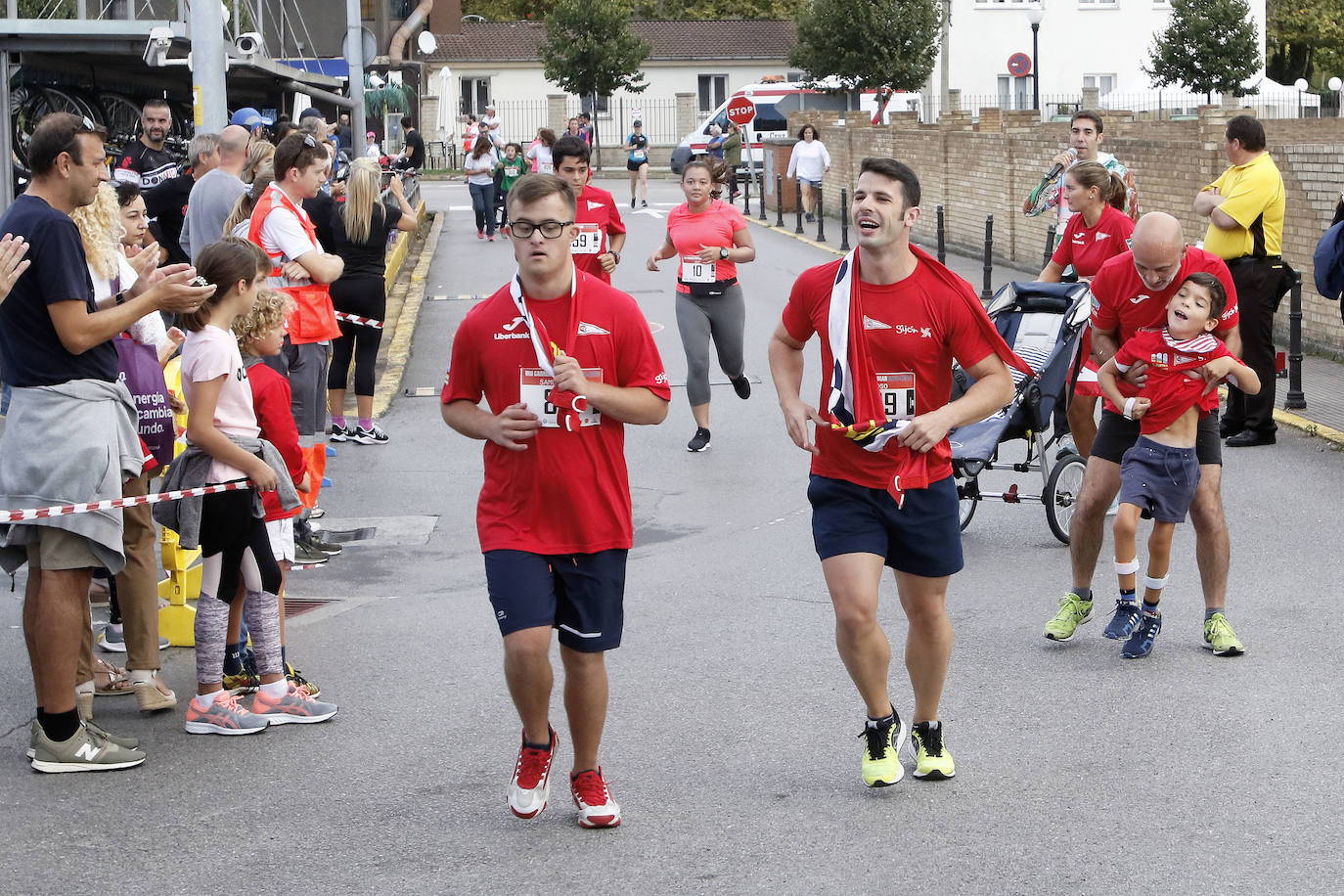 Más de 700 corredores participaron en la carrera que volvió a unir a las dos entidades