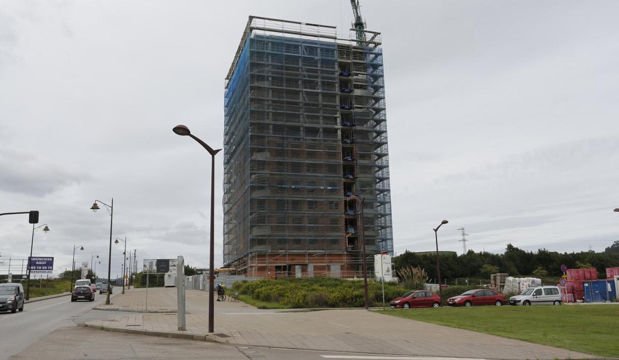 Torre Horizon. El edificio ha ganado altura hasta casi ya sus catorce plantas en El Cerillero. 