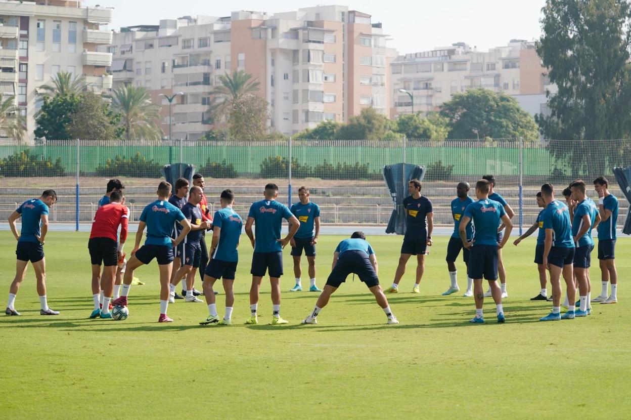 El técnico se dirige a sus futbolistas, en un rondo, antes de la sesión de trabajo en Málaga. 