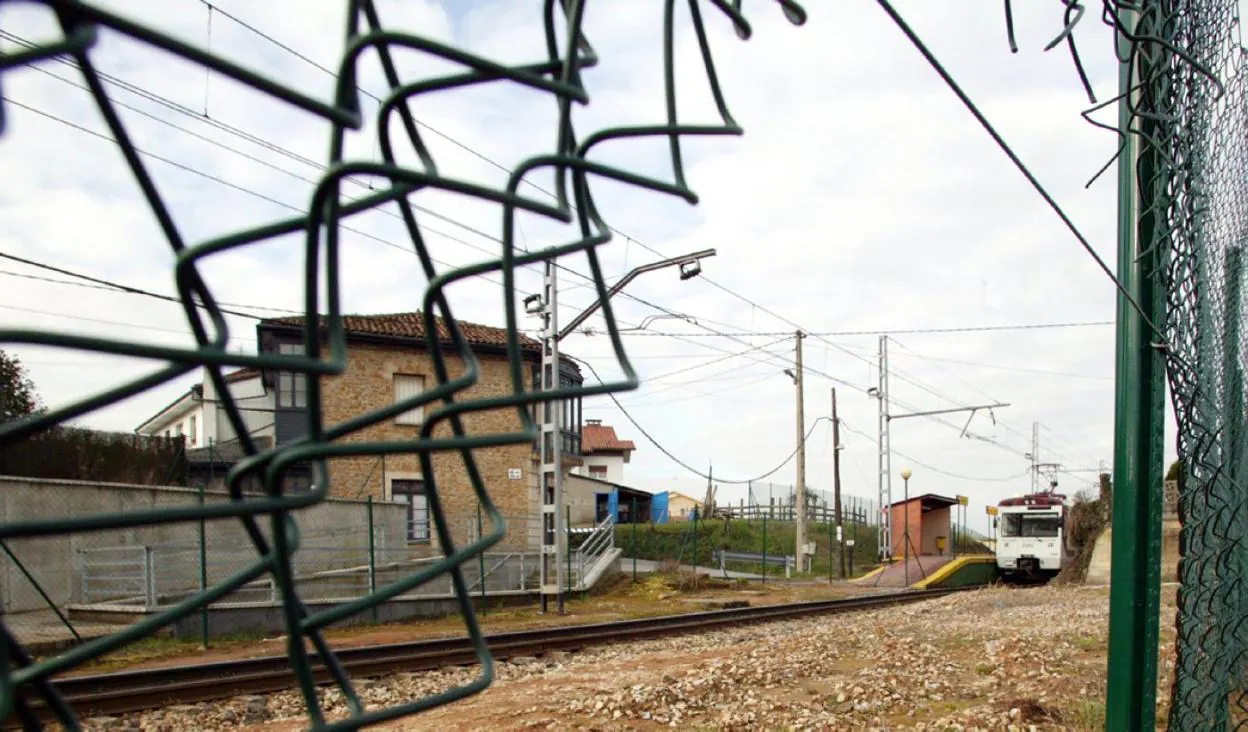 Apeadero de La Carrera (Siero), uno de los 65 puntos donde se reduciría el paso del tren a uno cada dos o tres horas . 