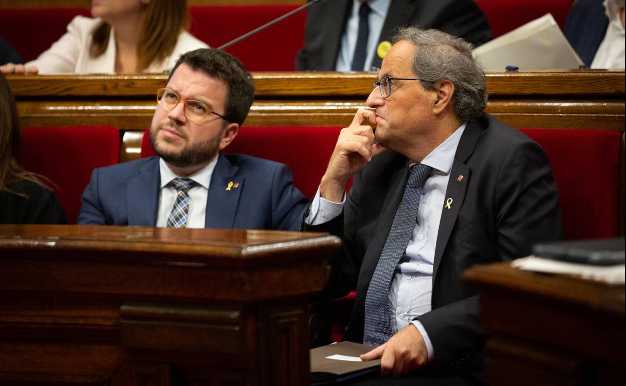 Pere Aragonès y Quim Torra, durante el pleno del Parlament del pasado jueves.
