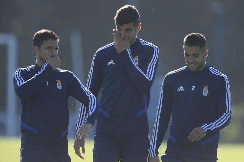 Los jugadores azules se ejercitan en El Requexón tras el empate este domingo ante el Zaragoza. 