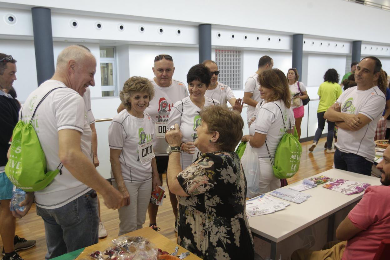 Faustino Blanco, María Luisa Carcedo, Luis Hevia y Concepción Saavedra, en uno de los puestos de la Feria de la Salud. 