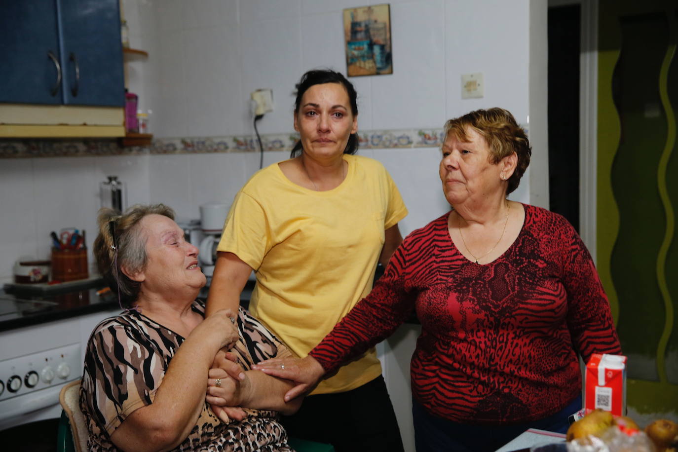 María del Carmen García, vecina del poblado minero de La Camocha, será desahuciada el lunes tras casi 50 años como arrendataria del inmueble. Tras la muerte de se marido, 'Mari', como la conocen en el barrio, asumió el alquiler de un inmueble que compartió durante años junto a sus diez hijos. Lo hizo con la garantía de que esa sería su vivienda de forma vitalicia, tal y como aseguró la empresa a todas las familias del poblado. Sin embargo, tras la quiebra de la mina y la entrada en juego de los administradores concursales, Mari, que ahora cuenta con 75 años, comenzó a recibir hace unos meses varias cartas en las que le comunicaban que por una serie de impagos procederían a su desaolojo.