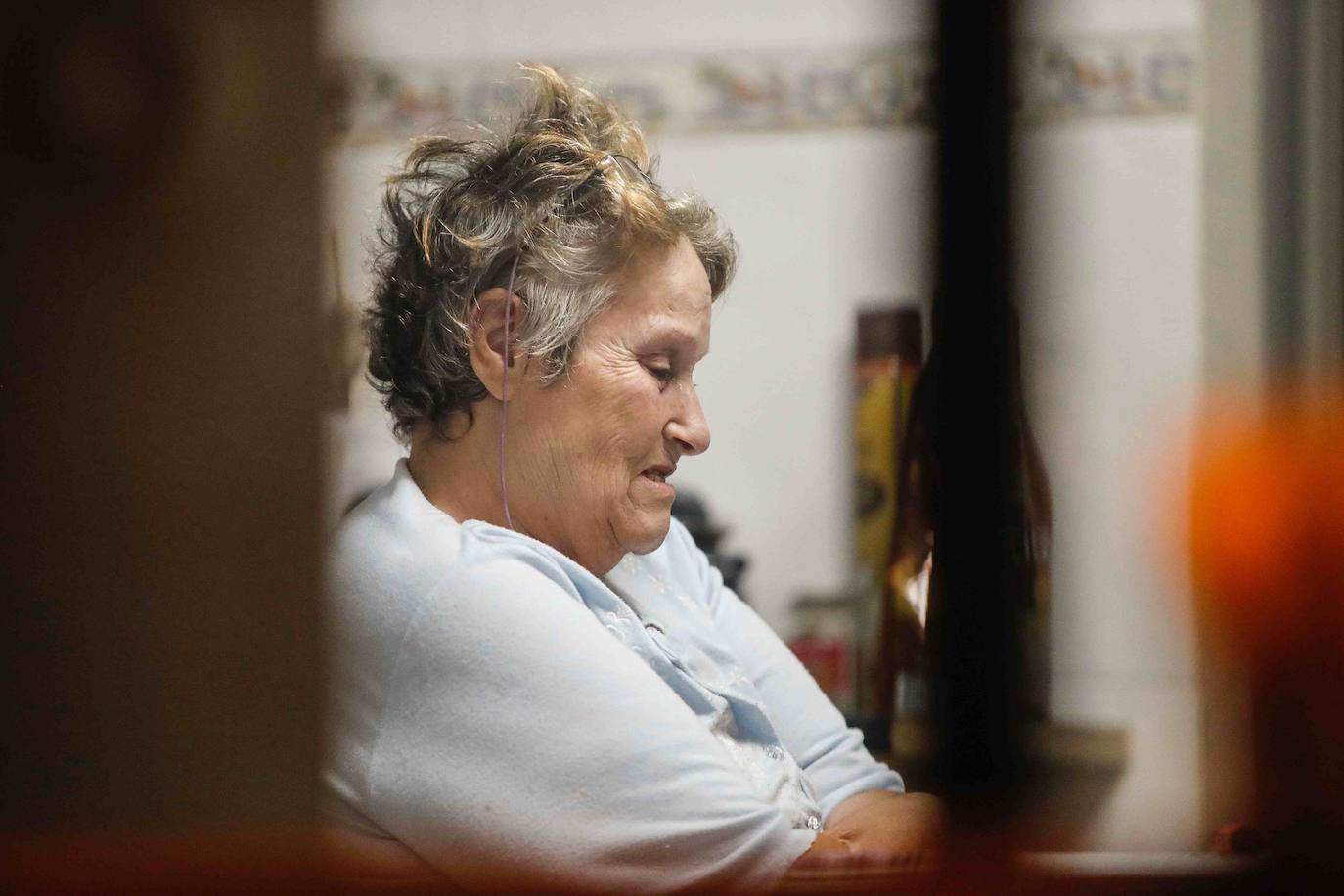 María del Carmen García, vecina del poblado minero de La Camocha, será desahuciada el lunes tras casi 50 años como arrendataria del inmueble. Tras la muerte de se marido, 'Mari', como la conocen en el barrio, asumió el alquiler de un inmueble que compartió durante años junto a sus diez hijos. Lo hizo con la garantía de que esa sería su vivienda de forma vitalicia, tal y como aseguró la empresa a todas las familias del poblado. Sin embargo, tras la quiebra de la mina y la entrada en juego de los administradores concursales, Mari, que ahora cuenta con 75 años, comenzó a recibir hace unos meses varias cartas en las que le comunicaban que por una serie de impagos procederían a su desaolojo.