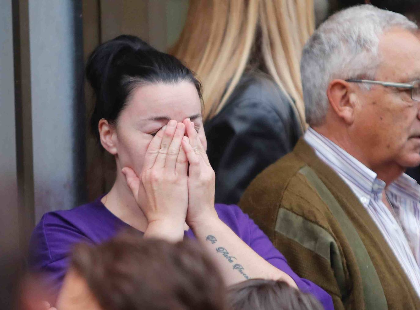 María del Carmen García, vecina del poblado minero de La Camocha, será desahuciada el lunes tras casi 50 años como arrendataria del inmueble. Tras la muerte de se marido, 'Mari', como la conocen en el barrio, asumió el alquiler de un inmueble que compartió durante años junto a sus diez hijos. Lo hizo con la garantía de que esa sería su vivienda de forma vitalicia, tal y como aseguró la empresa a todas las familias del poblado. Sin embargo, tras la quiebra de la mina y la entrada en juego de los administradores concursales, Mari, que ahora cuenta con 75 años, comenzó a recibir hace unos meses varias cartas en las que le comunicaban que por una serie de impagos procederían a su desaolojo.