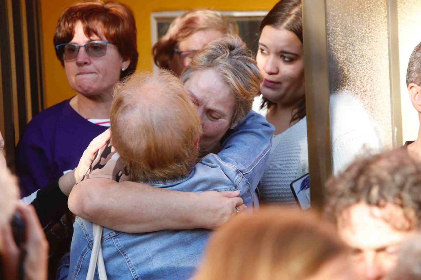 María del Carmen García, vecina del poblado minero de La Camocha, será desahuciada el lunes tras casi 50 años como arrendataria del inmueble. Tras la muerte de se marido, 'Mari', como la conocen en el barrio, asumió el alquiler de un inmueble que compartió durante años junto a sus diez hijos. Lo hizo con la garantía de que esa sería su vivienda de forma vitalicia, tal y como aseguró la empresa a todas las familias del poblado. Sin embargo, tras la quiebra de la mina y la entrada en juego de los administradores concursales, Mari, que ahora cuenta con 75 años, comenzó a recibir hace unos meses varias cartas en las que le comunicaban que por una serie de impagos procederían a su desaolojo.