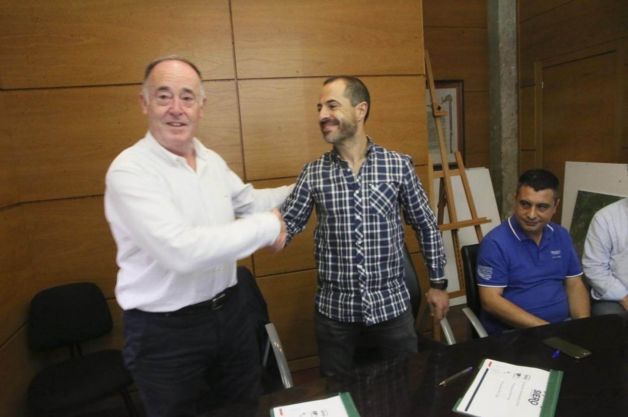 El portavoz de Foro, Eduardo Martínez, y el alcalde de Siero, Ángel García, ayer en la Pola.