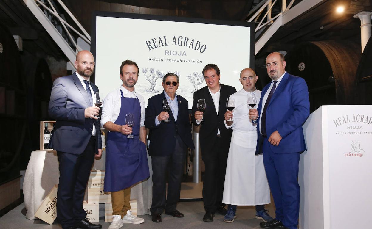 Juan Luis García, Nacho Manzano, José Cardín, Antonio Salinas e Ignacio y Carlos Echapresto brindan con vinos Real Agrado.