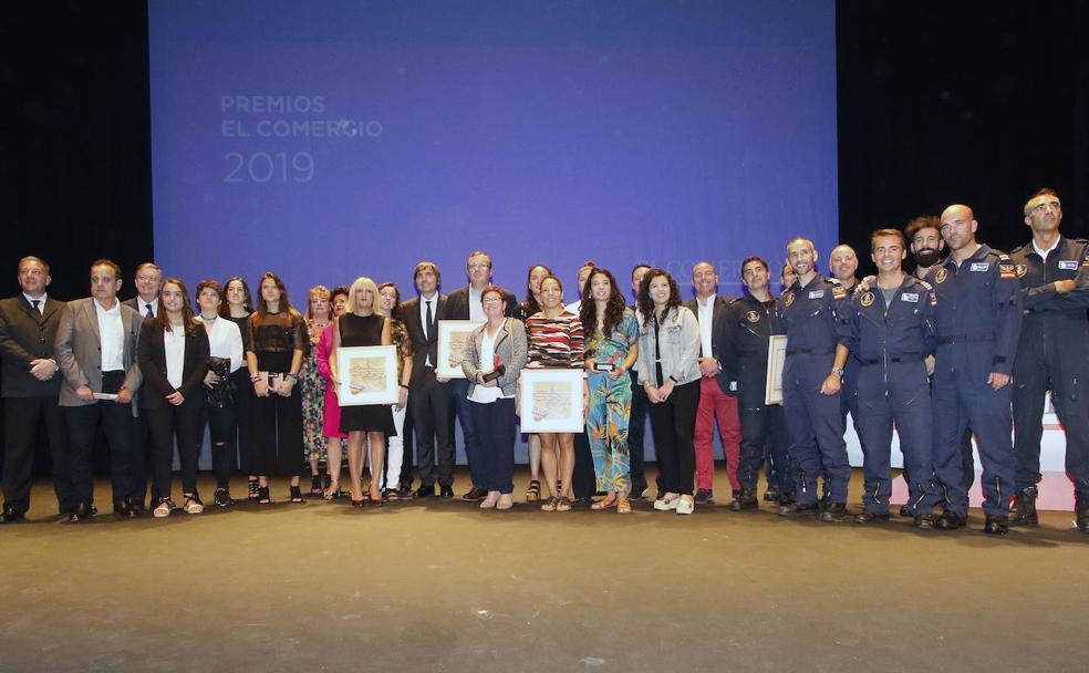 Foto de familia de los galardonados con los premios EL COMERCIO 2019.