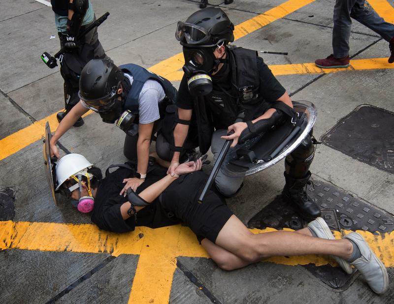 La violencia se apodera de las calles de Hong Kong. Las fuerzas policiales desplegadas por las crecientes protestas ha utilizado por primera vez munición real y un manifestante ha resultado herido de gravedad. Este suceso coincide con la celebración de los setenta años de la República Popular de China, que ha llenado el país de actos conmemorativos.