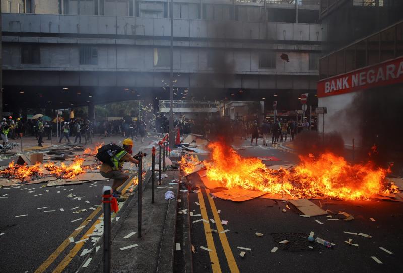 La violencia se apodera de las calles de Hong Kong. Las fuerzas policiales desplegadas por las crecientes protestas ha utilizado por primera vez munición real y un manifestante ha resultado herido de gravedad. Este suceso coincide con la celebración de los setenta años de la República Popular de China, que ha llenado el país de actos conmemorativos.