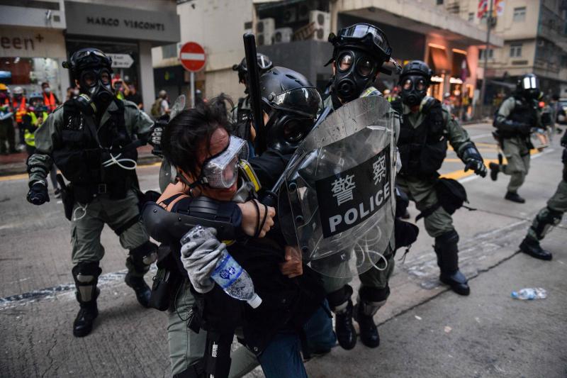 La violencia se apodera de las calles de Hong Kong. Las fuerzas policiales desplegadas por las crecientes protestas ha utilizado por primera vez munición real y un manifestante ha resultado herido de gravedad. Este suceso coincide con la celebración de los setenta años de la República Popular de China, que ha llenado el país de actos conmemorativos.