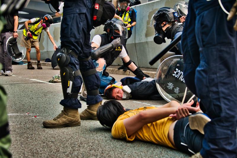 La violencia se apodera de las calles de Hong Kong. Las fuerzas policiales desplegadas por las crecientes protestas ha utilizado por primera vez munición real y un manifestante ha resultado herido de gravedad. Este suceso coincide con la celebración de los setenta años de la República Popular de China, que ha llenado el país de actos conmemorativos.