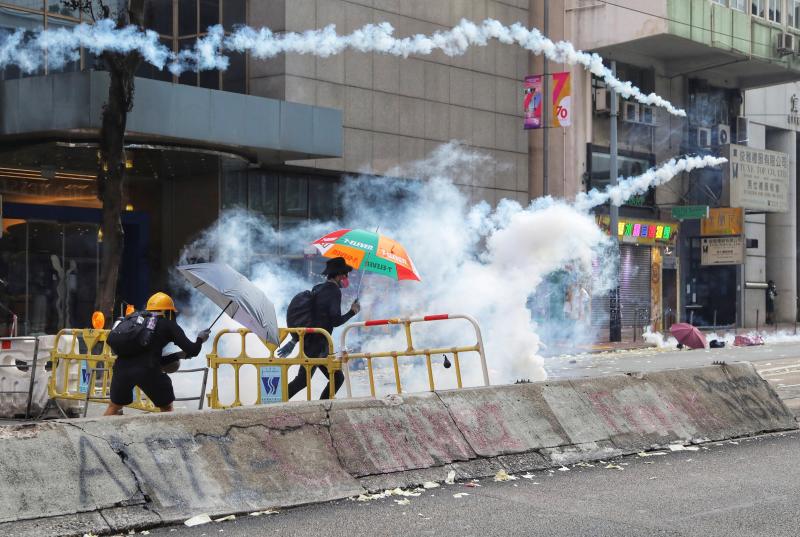 La violencia se apodera de las calles de Hong Kong. Las fuerzas policiales desplegadas por las crecientes protestas ha utilizado por primera vez munición real y un manifestante ha resultado herido de gravedad. Este suceso coincide con la celebración de los setenta años de la República Popular de China, que ha llenado el país de actos conmemorativos.
