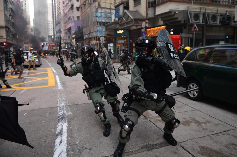La violencia se apodera de las calles de Hong Kong. Las fuerzas policiales desplegadas por las crecientes protestas ha utilizado por primera vez munición real y un manifestante ha resultado herido de gravedad. Este suceso coincide con la celebración de los setenta años de la República Popular de China, que ha llenado el país de actos conmemorativos.