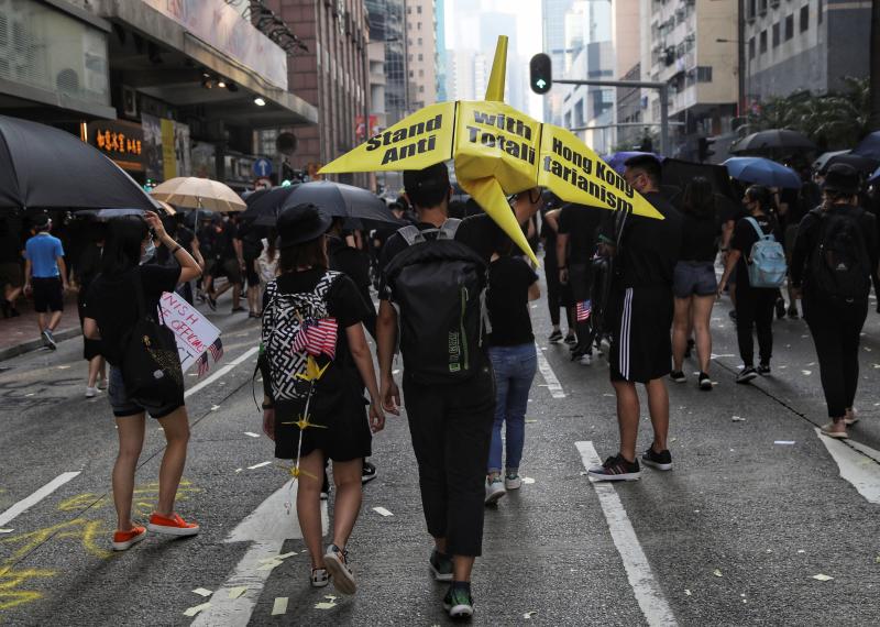 La violencia se apodera de las calles de Hong Kong. Las fuerzas policiales desplegadas por las crecientes protestas ha utilizado por primera vez munición real y un manifestante ha resultado herido de gravedad. Este suceso coincide con la celebración de los setenta años de la República Popular de China, que ha llenado el país de actos conmemorativos.