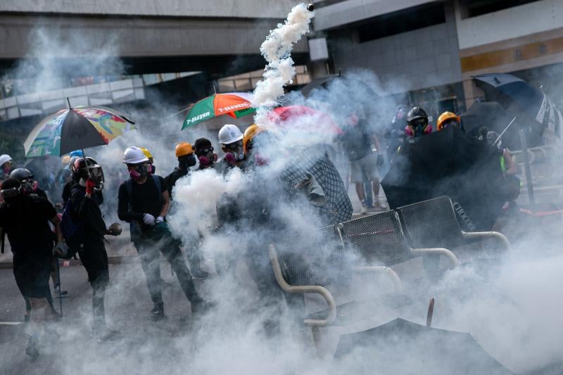 La violencia se apodera de las calles de Hong Kong. Las fuerzas policiales desplegadas por las crecientes protestas ha utilizado por primera vez munición real y un manifestante ha resultado herido de gravedad. Este suceso coincide con la celebración de los setenta años de la República Popular de China, que ha llenado el país de actos conmemorativos.