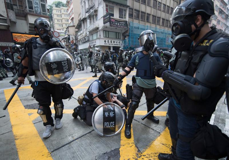 La violencia se apodera de las calles de Hong Kong. Las fuerzas policiales desplegadas por las crecientes protestas ha utilizado por primera vez munición real y un manifestante ha resultado herido de gravedad. Este suceso coincide con la celebración de los setenta años de la República Popular de China, que ha llenado el país de actos conmemorativos.